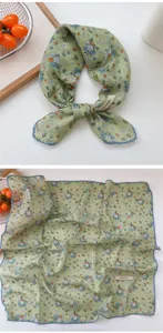 Foulard carre en coton et lin a fleurs vertes avec bordure bleue ondulee pour femme ete.