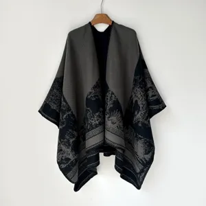 Stilvoller Damen Strickponcho Schal mit Vintage Landschaftsmuster elegante graue Oberbekleidung