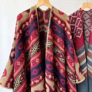 Scialle lavorato a maglia etnico boho da donna, spessa mantella invernale aperta e coperta.