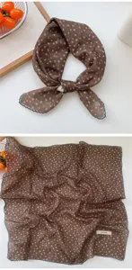 Vue détaillée du foulard carré floral marron avec une bordure en dentelle délicate.