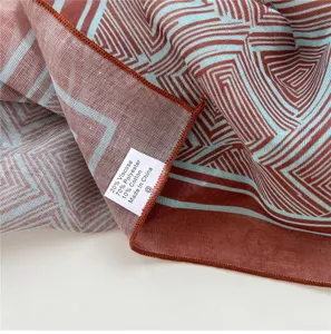 Elegante foulard quadrato con stampa geometrica e tessuto leggero e traspirante di qualità.