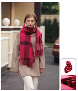 Vue détaillée écharpe femme hiver motif écossais rose franges cachemire, châle chaud.