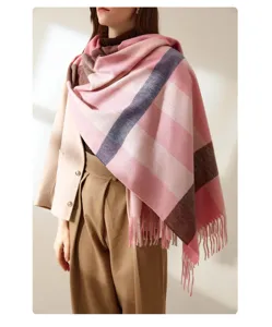 Vue détaillée écharpe châle femme rose à carreaux franges effet cachemire chaud hiver.