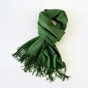 Dunkelgrüner Schal mit Fransen im Detail, weiches Kaschmir-Gefühl, kuscheliges Winteraccessoire.