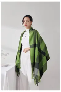 Détail d'écharpe châle à carreaux verts et franges, accessoire chaud d'hiver élégant.