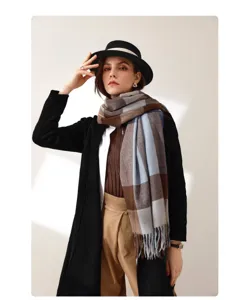 Vue détaillée d'une écharpe d'hiver confortable à carreaux et franges pour femmes, chic.