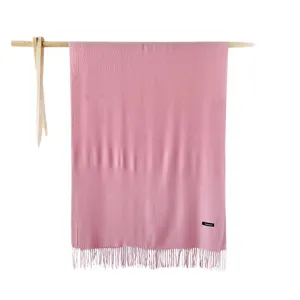 Einfarbiger rosa kaschmirartiger Winterschal mit eleganten Fransen fuer Damen warm.