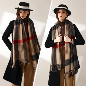 Écharpe élégante à carreaux en imitation cachemire avec franges pour femmes en hiver.