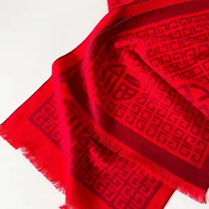 Vista dettagliata della sciarpa rossa in stile tradizionale cinese con simbolo della fortuna.