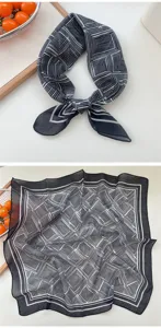 Foulard quadrato geometrico in bianco e nero, morbido cotone lino, accessorio chic.