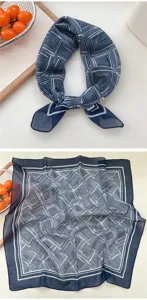 Dettaglio foulard quadrato con motivo geometrico blu e bianco, tessuto morbido, accessorio chic.