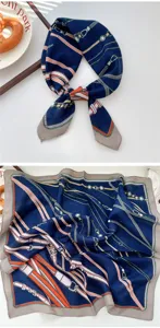 Schickes blaues Seidentuch mit Kettenmuster, elegantes quadratisches Halstuch fuer Damen.