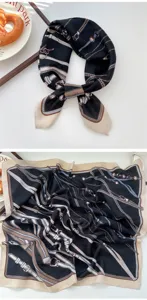 Schickes Damen Quadratische Tuch mit elegantem Kettenprint. Vielseitiges und stilvolles Accessoire.