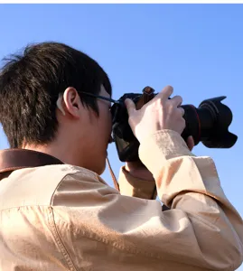 Gedetailleerd opname van de retro echt lederen camerariem tijdens buitengebruik.