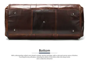 Detailweergave van de onderkant van de vintage echt lederen reistas met metalen voetjes.
