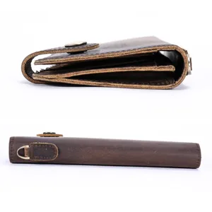 Vintage Echtleder Herren Langbörse Detailaufnahme mit Metallring und Druckknopf.