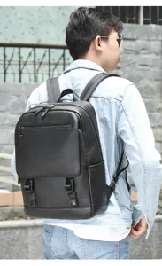 Vue detaillee du sac a dos homme en cuir veritable noir avec poche avant et double boucle.