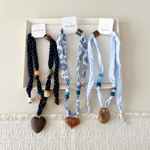 Chique stoffen lint ketting set met kralen en hangers, stijlvolle dames halsdoek accessoire.
