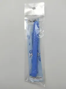 Nahaufnahme des blauen Silikon-Kauschubs Breather mit strukturierten Punkten in Verpackung.