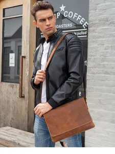 Vista dettagliata della borsa a tracolla in pelle vintage indossata dal modello in stile urbano.