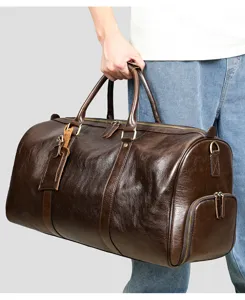 Vue détaillée du sac de voyage en cuir marron montrant la pochette latérale et les fermetures.