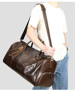 Vue détaillée du sac de voyage en cuir marron rétro avec compartiment à chaussures.