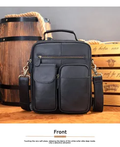 Detalle de bolso bandolera de cuero negro para hombre, bolsillos múltiples, cremalleras.