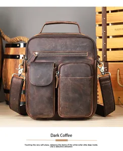 Vista detallada de bolso bandolera de cuero auténtico vintage para hombre con bolsillos.