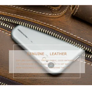 Detalle de bolso bandolera de cuero genuino para hombre, bolso marron con cremallera metalica.