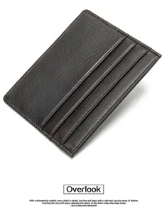 Minimalistischer Lederkartenhalter mit mehreren Fächern, edle Textur für den Alltag.