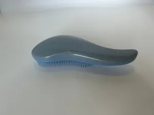 Spazzola districante ergonomica con setole morbide per uno styling liscio nel dettaglio.