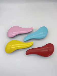 Set di quattro spazzole districanti ergonomiche e colorate per capelli lisci e ordinati.