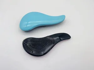 Vista dettagliata di spazzole districanti ergonomiche in plastica azzurra e nera.