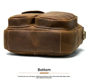 Vista detallada del fondo y bolsillos de un bolso mensajero de cuero para hombre.