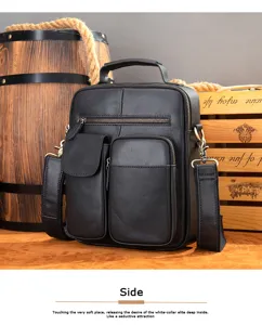 Vista detallada de bolso bandolera de cuero genuino para hombre con bolsillos y herrajes.