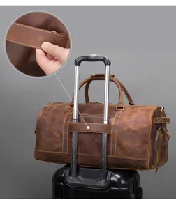 Echt lederen reistas duffel voor heren, grote capaciteit vintage rundleer bagage tas detail.