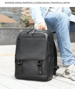 Détail de sac à dos d'affaires décontracté en cuir noir classique, sac pour homme.