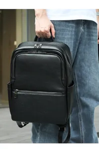 Vista dettagliata dello zaino in pelle nera per uomo, borsa porta pc casual giornaliera.