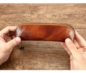 Echt lederen etui en brillenkoker met gladde ritssluiting en mooie decoratieve kwastjes.