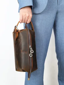 Sac pochette homme en cuir veritable vintage grande capacite avec fermetures eclair metalliques.