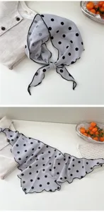 Foulard triangulaire en coton à pois gris, accessoire de mode élégant pour femme au printemps.