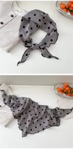 Foulard triangulaire en coton à pois gris, accessoire élégant pour femmes, vue détaillée.