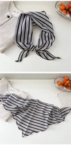 Vue détaillée du foulard triangle en coton rayé, écharpe tendance et bandeau de cou élégant.