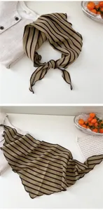 Foulard triangulaire en coton à rayures marron, élégant tour de cou pour le printemps.
