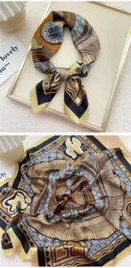 Dettaglio di foulard in seta con squisito motivo equestre retrò e consistenza liscia.