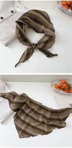 Vue détaillée d'un foulard triangulaire en coton rayé marron rétro, idéal pour le cou ou le sac.