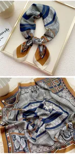 Vista dettagliata del foulard di seta di lusso con stampa geometrica e briglie di cavallo.