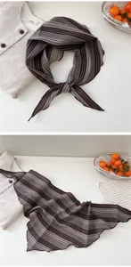 Foulard triangulaire en coton rayé marron, accessoire de mode élégant et stylé pour femme.
