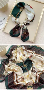 Vista dettagliata del foulard quadrato in seta verde e bianco con catene d'oro per elegante.