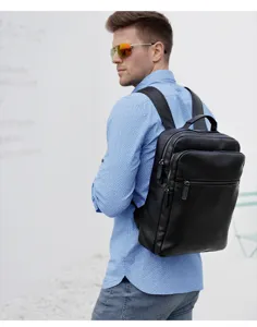 Sac à dos d'affaires classique en cuir noir pour hommes, élégant, pratique et durable.